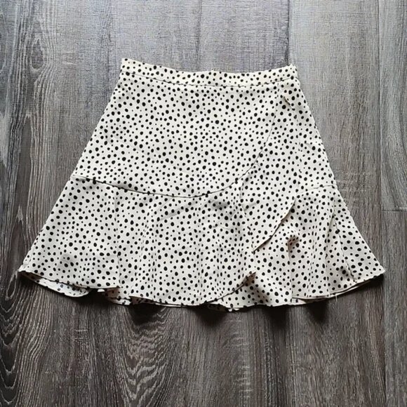 🍁Mi Ami flirty flutter polka dot Mini Skirt 🍁 - Picture 1 of 4